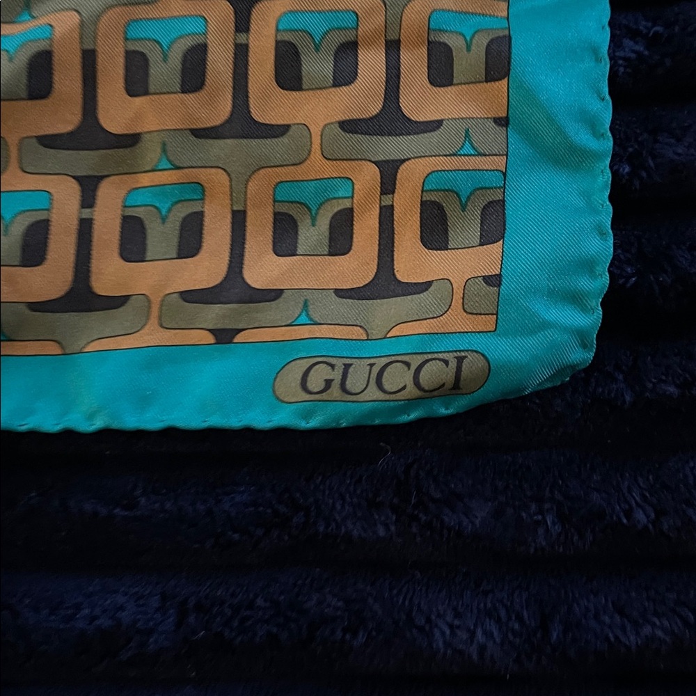 Rare. Gucci Geometric Silk Scarf in Green and Gold - Picture 2 of 3